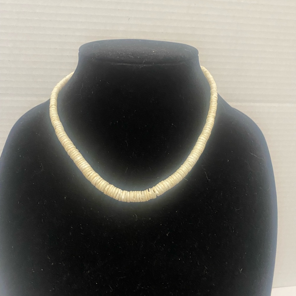 💍💎 SALE Beautiful  Authentic Puka Shell Graduating Necklace 19”